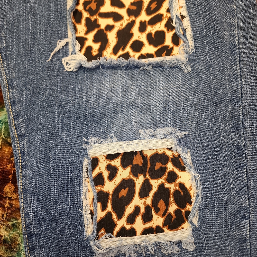 SHEIN Woman's Stretch Denim Blue Jeans with Leopard Accents. Size 3X. - Picture 2 of 4